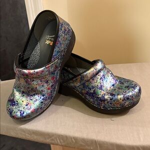 Dansko XP 2.0 clog water color dots. EUC size 38 women’s